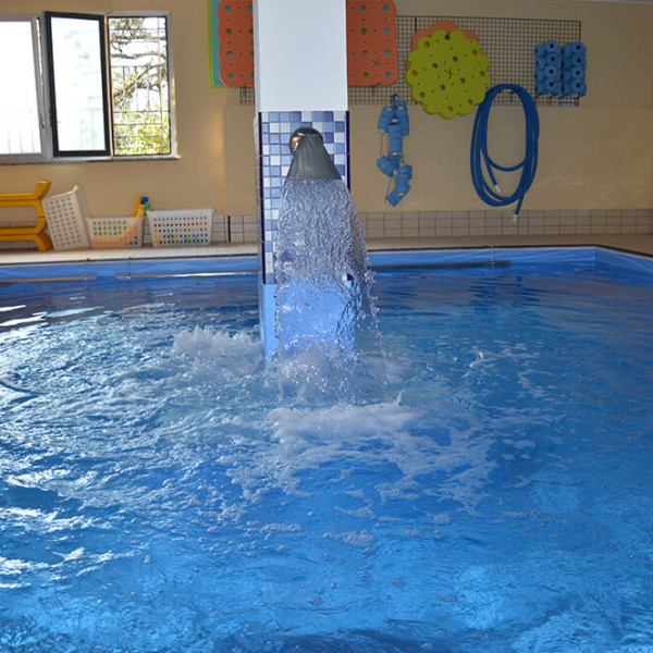 piscina con piccola cascata
