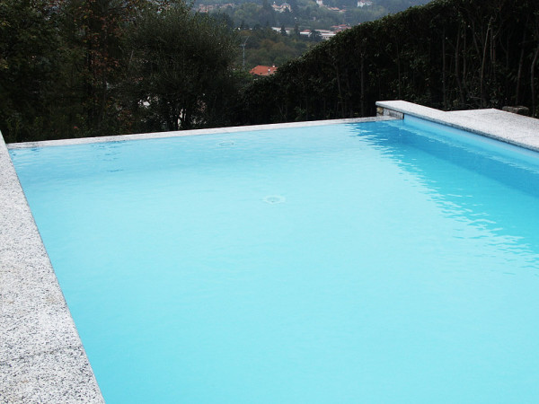 Piscine a sfioro infinito